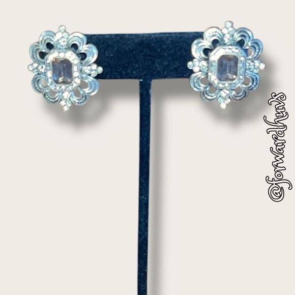 Vintage Avon Crystal Earrings – Timeless Silver-Plated Elegance - Picture 6 of 12
